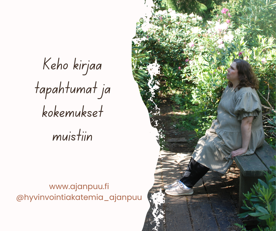 Nainen istumassa penkillä kukkia katsellen